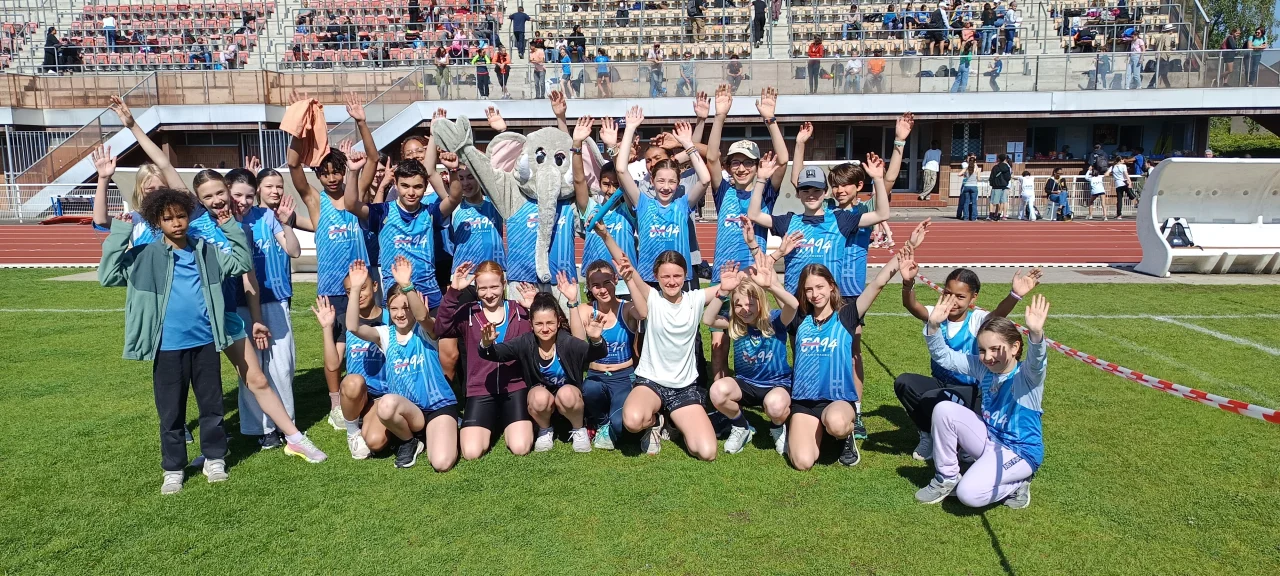 Les benjamins et la mascotte, à l’équip’athlé de Cachan