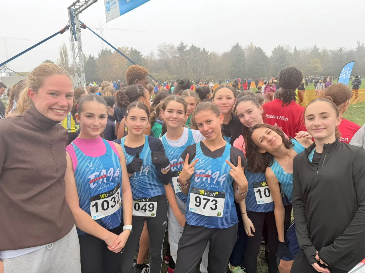 Les benjamines et minimes avant le départ du cross