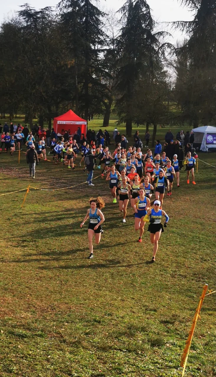 Le peloton lancé, sur le cross de Champigny