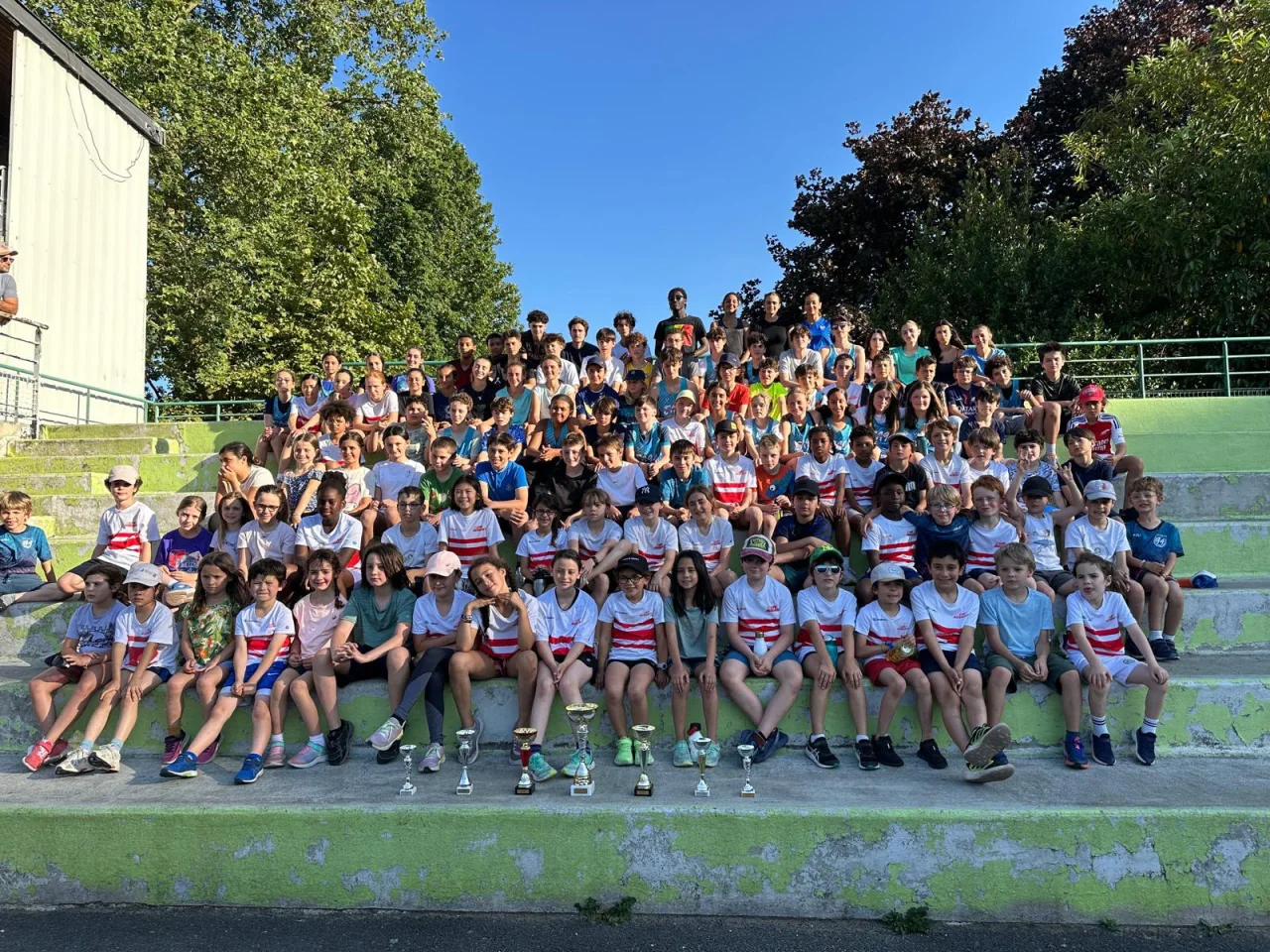 L’école d’athlétisme au complet, avec les coupes de la saison
